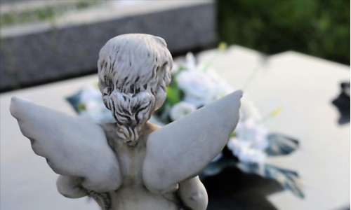 What does an angel represent on a tombstone?