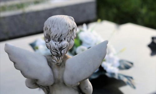 What does an angel represent on a tombstone?